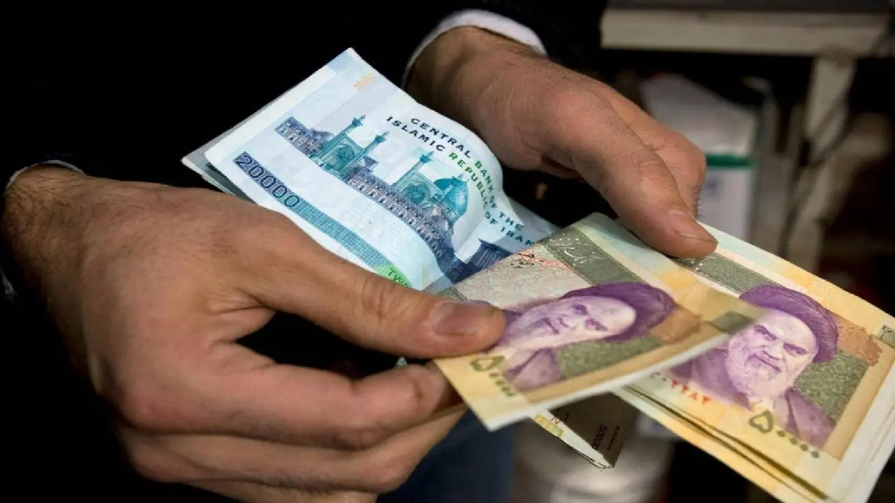 سقوط الريال يرفع أسعار السلع ويفاقم أزمة الإيرانيين الاقتصادية